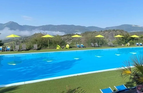 Rosans Ski Chalet | Chalet Comfort "Noumea" + CLIM 25m2 (Modell 1) - 2 Schlafzimmer + 12m2 überdachte Terrasse + TV 5 Personen