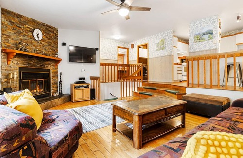 Lac-Superieur Ski Chalet | Chalet Crepuscule - lovely large waterfront chalet: SPA, pool & foosball tables
