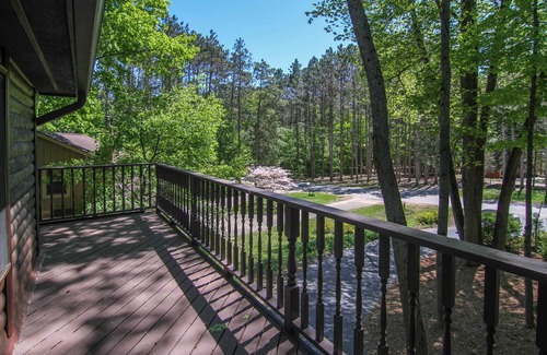 Thompsonville Cabin | Chalet Crystal Mountain - 6 Bedroom - 3 Bath Log Cabin
