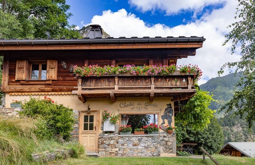 Servoz Ski Chalet | Chalet 'D'un Guide De Haute Montagne' with Private Garden and Wi-Fi