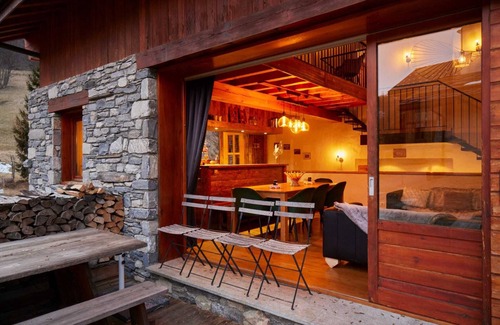 Le Raffort Ski Chalet | Chalet 'Duhoux' with Mountain View, Private Terrace and Wi-Fi