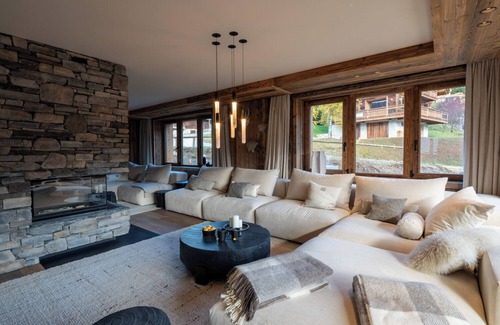 La Clusaz Ski Chalet | Chalet 'Enigma' with Private Terrace, Wi-Fi and Air Conditioning