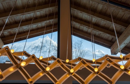 Chamonix-Mont-Blanc Ski Chalet | Chalet Gloribel - 5 bedroom/5 bath, Hot tub, Parking