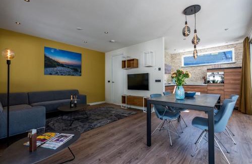 Den Burg Villa | Chalet in Texel near Forest & Beach