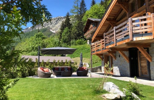 Chamonix-Mont-Blanc Ski Chalet | Chalet Infinity - the ultimate SPA chalet in Chamonix with heated indoor pool.