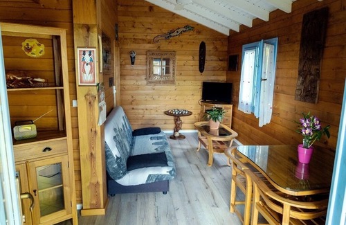 Montvert-les Bas Ski Chalet | CHALET JAUNE, a 2300m2 park, wifi, parking, swimming pool, kitchen, happiness