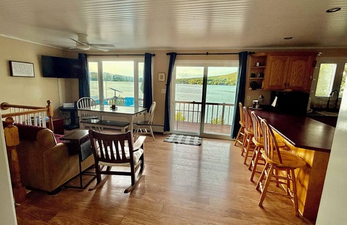 Canaan House | Chalet Joyeux-cheerful cottage. Enchanting 3-bedroom house on Lake Wallace.