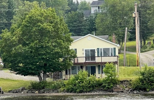 Canaan House | Chalet Joyeux-cheerful cottage. Enchanting 3-bedroom house on Lake Wallace.