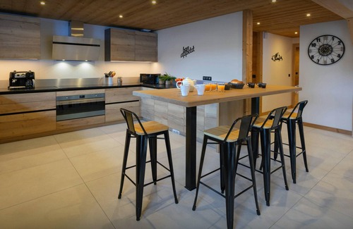 Le Grand-Bornand Ski Chalet | Chalet Julero - stylish stay for 12 with hot tub and sauna - OVO Network