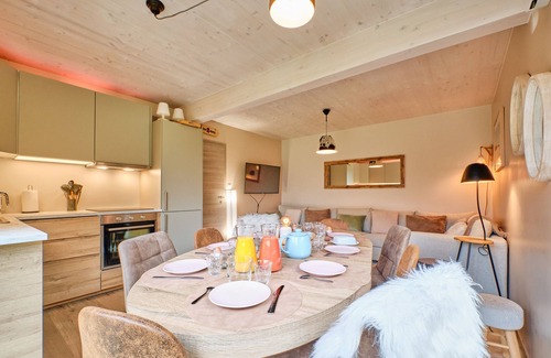 Venosc Ski Chalet | Chalet 'L'Ecrin De Venosc' with Mountain View, Private Terrace and Wi-Fi