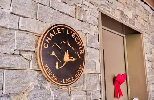 Venosc Ski Chalet | Chalet 'L'Ecrin De Venosc' with Mountain View, Private Terrace and Wi-Fi