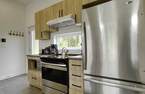 Chertsey Ski Chalet | Chalet L'Écureuil (waterfront, modern, spa, BBQ)