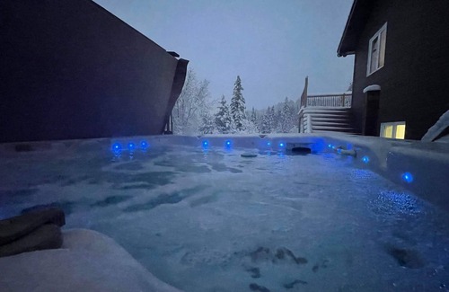 Leslie-Clapham-et-Huddersfield Ski Chalet | Chalet l'Évasion with hot tub on the Picanoc river