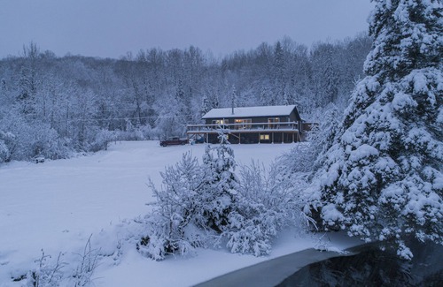 Leslie-Clapham-et-Huddersfield Ski Chalet | Chalet l'Évasion with hot tub on the Picanoc river