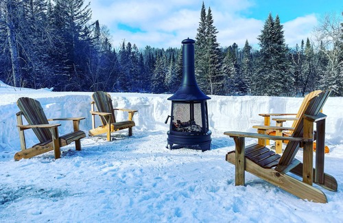 Leslie-Clapham-et-Huddersfield Ski Chalet | Chalet l'Évasion with hot tub on the Picanoc river