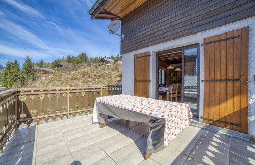 Les Carroz-d'Araches Ski Chalet | Chalet 'L'orée Du Bois' with Mountain View, Private Terrace and Wi-Fi