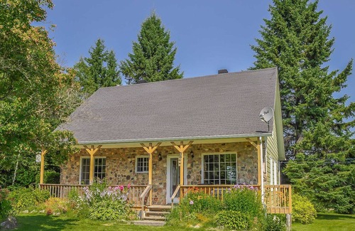 Sainte-Anne-du-Lac Cottage | Chalet la Boréale - Tranquility by the lake!