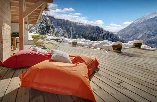 Les Clefs Ski Chalet | Chalet Ladroit - farmhouse for 12 with indoor pool & spa - OVO Network