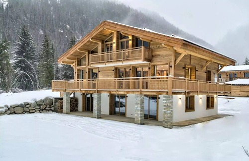 Chamonix-Mont-Blanc Ski Chalet | Chalet 'Le Freya' with Mountain View, Wi-Fi and Air Conditioning
