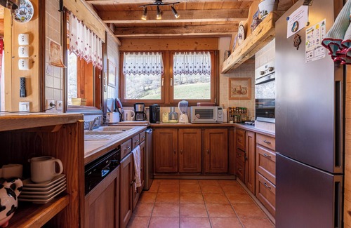 Le Bettaix Ski Chalet | Chalet 'Le Genepi' with Mountain View, Private Terrace and Wi-Fi
