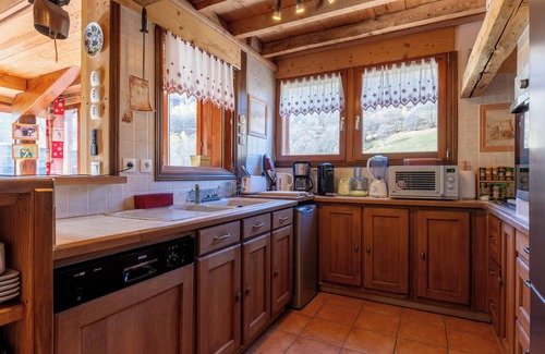 Le Bettaix Ski Chalet | Chalet 'Le Genepi' with Mountain View, Private Terrace and Wi-Fi