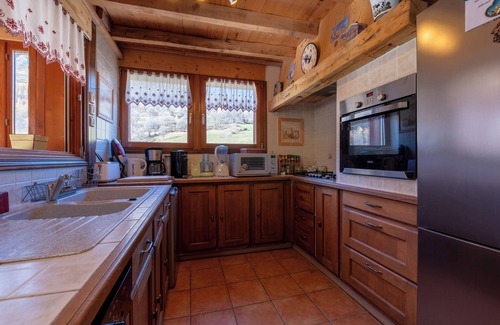 Le Bettaix Ski Chalet | Chalet 'Le Genepi' with Mountain View, Private Terrace and Wi-Fi