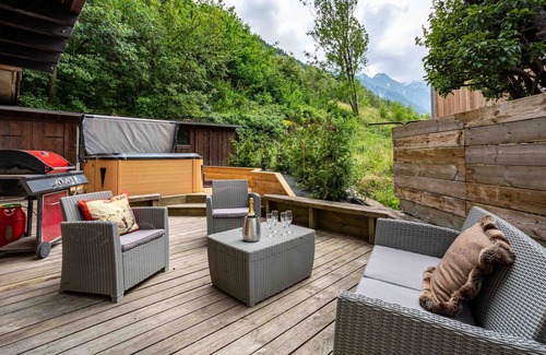 Chamonix City Centre Ski Chalet | Chalet le Tremplin - sleeps 6 in 2 bedrooms with hot tub