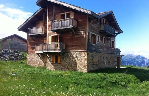 Bergers Ski Chalet | Chalet 'Les Petits Loups ", on the slopes, sauna, large sun terrace.