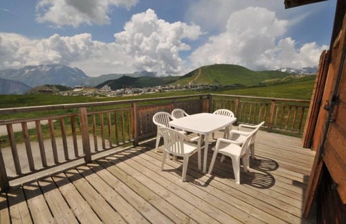Bergers Ski Chalet | Chalet 'Les Petits Loups ", on the slopes, sauna, large sun terrace.