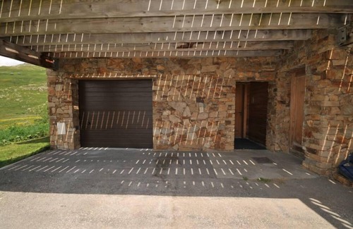 Bergers Ski Chalet | Chalet 'Les Petits Loups ", on the slopes, sauna, large sun terrace.