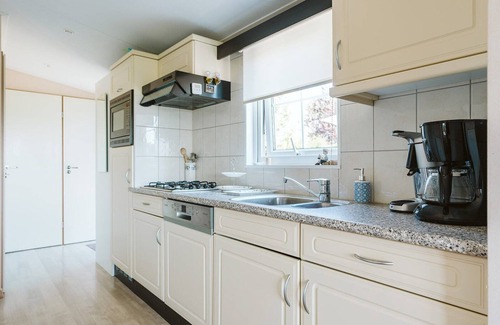 Goedereede House | Chalet located of the edge of Park de Goederee near beaches, dunes, sea and the Grevelingenmeer.