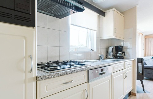 Goedereede House | Chalet located of the edge of Park de Goederee near beaches, dunes, sea and the Grevelingenmeer.