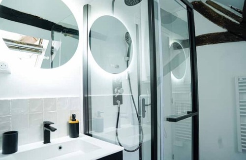 Cormeilles-en-Parisis Apartment | Chalet Lutétia, Spa & Confort