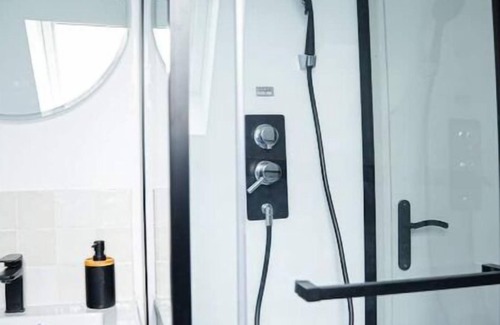 Cormeilles-en-Parisis Apartment | Chalet Lutétia, Spa & Confort