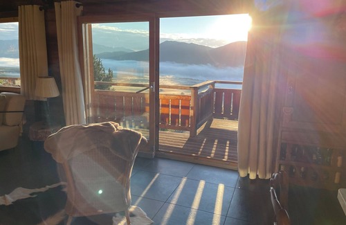 Les Angles Ski Chalet | Chalet Marthe 260m2, lake view, 5 stars. Chairlift 300m, center 10mn walk.