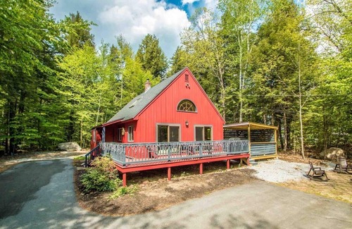 Intervale House | Chalet Nestled in the Woods with Private Hot Tub & Close to Everything