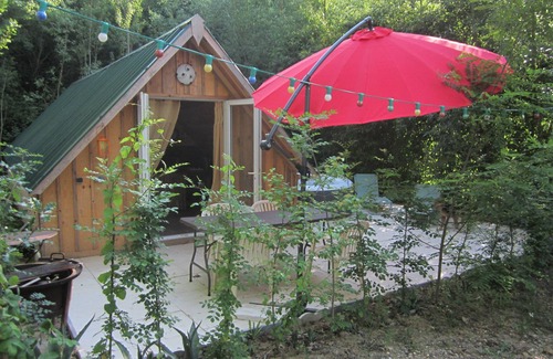 Fosses-et-Baleyssac Ski Chalet | Chalet on the edge of a wood for a nature break! Pets welcome!