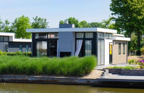 Nunspeet Ski Chalet | Chalet on the water at the beautiful Veluwemeer