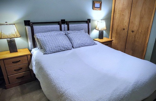 Thornhurst Ski Chalet | Chalet, outdoor games, fast Wifi and pet friendly!