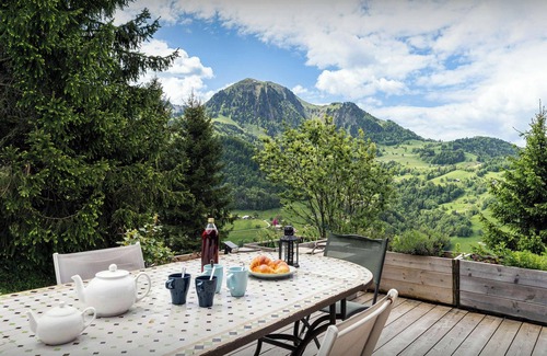 Manigod Ski Chalet | Chalet Parakima - luxury base for 15, hot tub & views - OVO Network