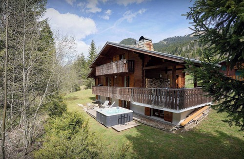 La Chapelle-d'Abondance Ski Chalet | Chalet Rochamour - mountain holiday for 14 with spa - OVO Network