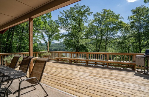 Hamburg House | Chalet Rouge - Mountain Lake Front Home!