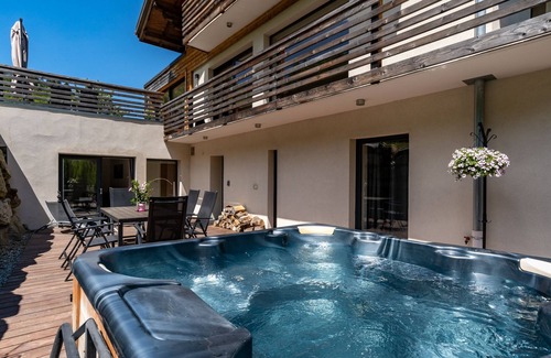 Les Houches Ski Chalet | CHALET RUBICON ski in - ski out Luxury 10 -15 bed spa chalet
