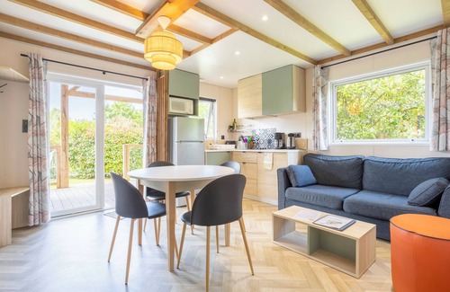 Pouldreuzic Ski Chalet | Chalet 'Sésame À 5min Des Plages' with Shared Pool, Terrace and Garden