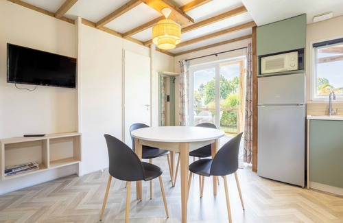 Pouldreuzic Ski Chalet | Chalet 'Sésame À 5min Des Plages' with Shared Pool, Terrace and Garden