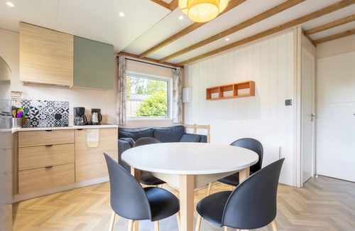 Pouldreuzic Ski Chalet | Chalet 'Sésame À 5min Des Plages' with Shared Pool, Terrace and Garden