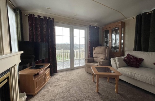 Caergeiliog Ski Chalet | Chalet Sleeps 4 Near Cymyran Beach