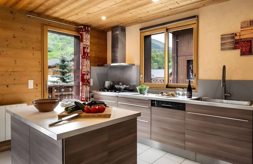 Le Bettaix Ski Chalet | Chalet 'Snow Pearl' with Mountain View, Balcony and Wi-Fi