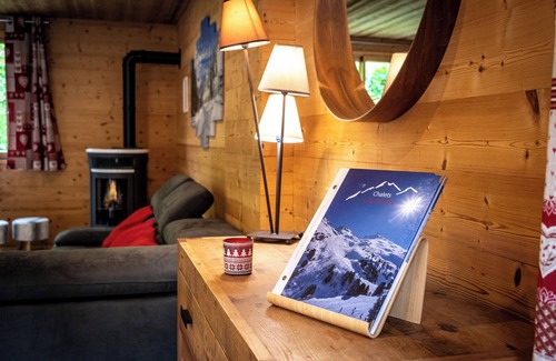 Le Bettaix Ski Chalet | Chalet 'Snow Pearl' with Mountain View, Balcony and Wi-Fi