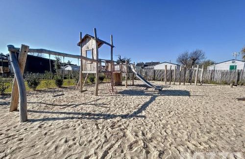 Jullouville Ski Chalet | Chalet standing, 6 couchages, piscine chauffée, terrasse privée, proche plage et commerces - FR-1-361-520